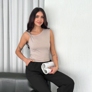 Osy Modal Yumuşak Dokulu Kumaş Bisiklet Yaka Sıfır Kol Bluz Omuz Toka Aksesuar Detaylı - Bej